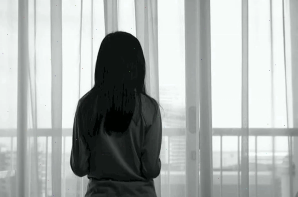 ảnh cô gái buồn quay lưng trắng đen trong phòng tối