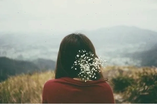 ảnh cô gái cô độc bên bờ sông