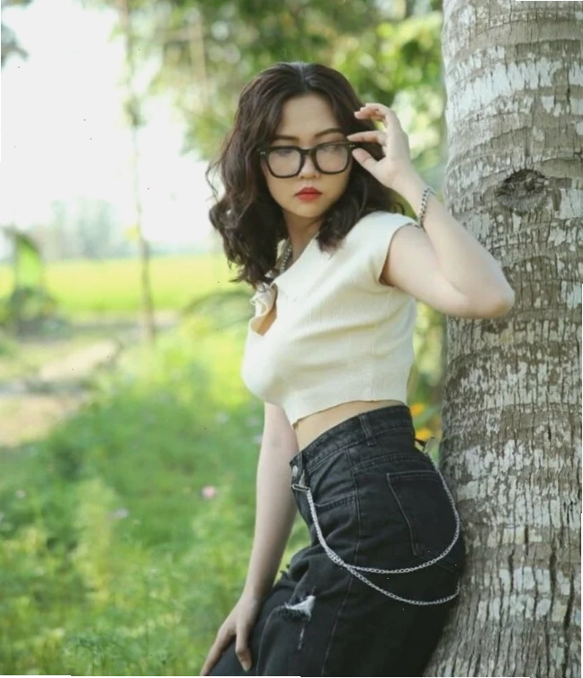 ảnh cô gái cô độc dưới tán cây