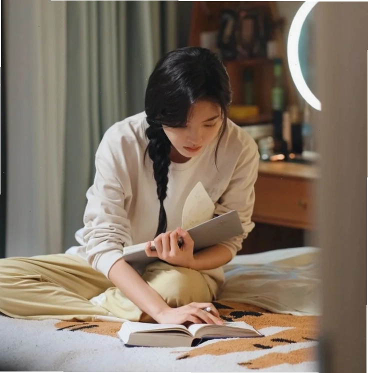 ảnh cô gái cô độc nhìn lên trời
