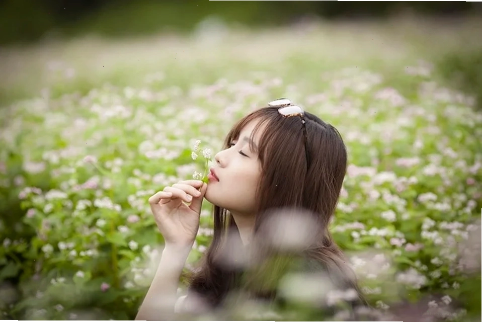 ảnh cô gái cô độc nhìn xa xăm