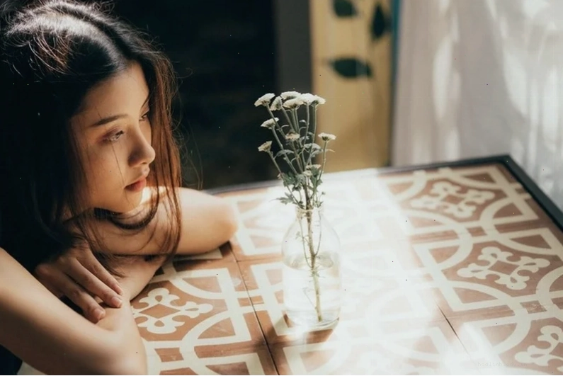 ảnh cô gái cô độc tại bờ biển