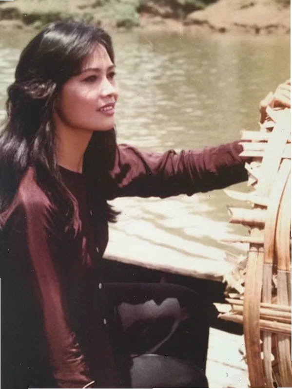 ảnh cô gái cô độc tại studio