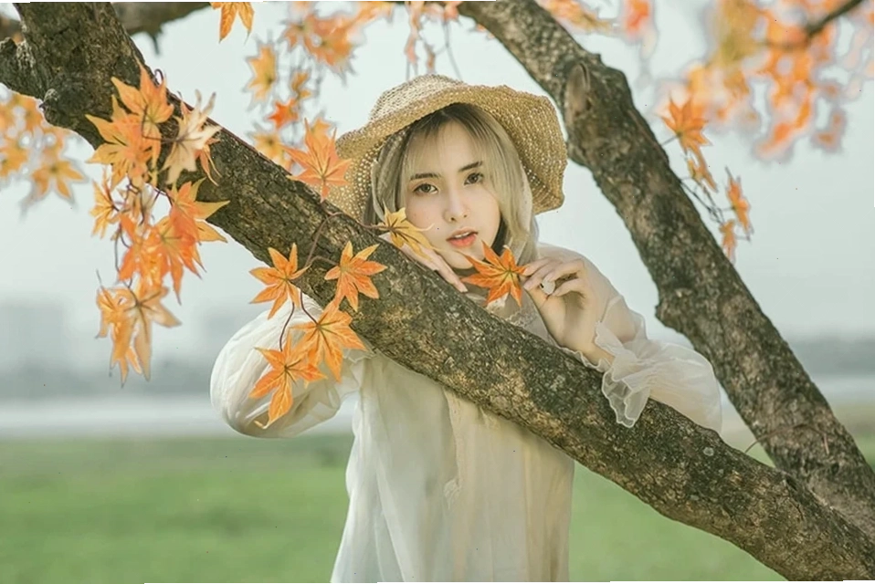 ảnh cô gái cô độc trên núi