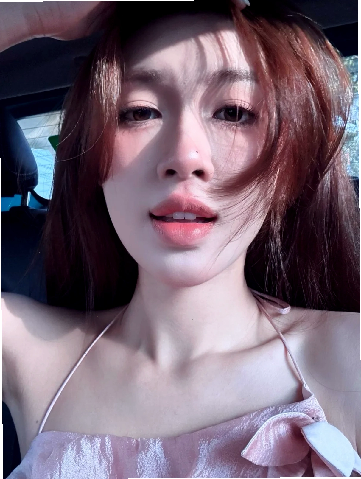 ảnh cô gái cô độc trong vườn
