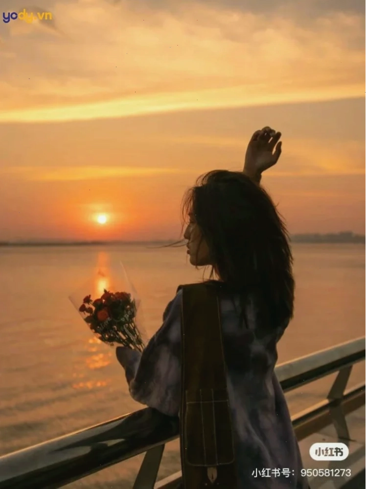 ảnh cô gái đứng quay lưng bên cầu thang