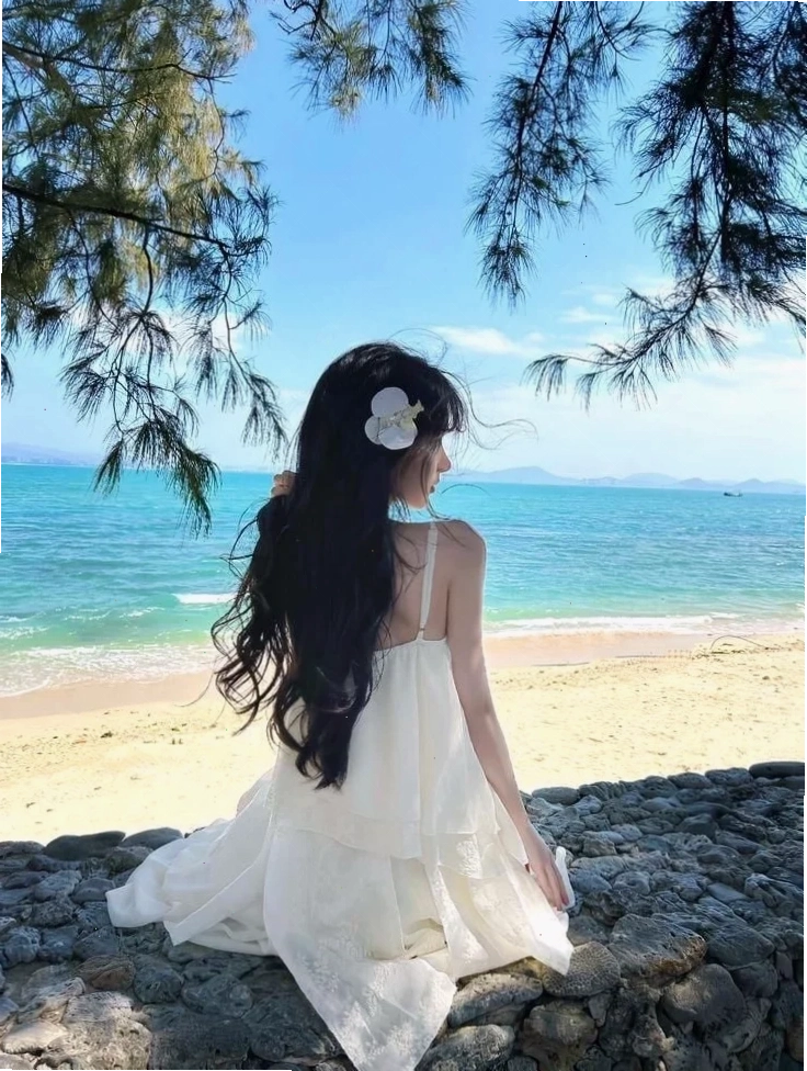 ảnh cô gái đứng quay lưng bên hiên nhà