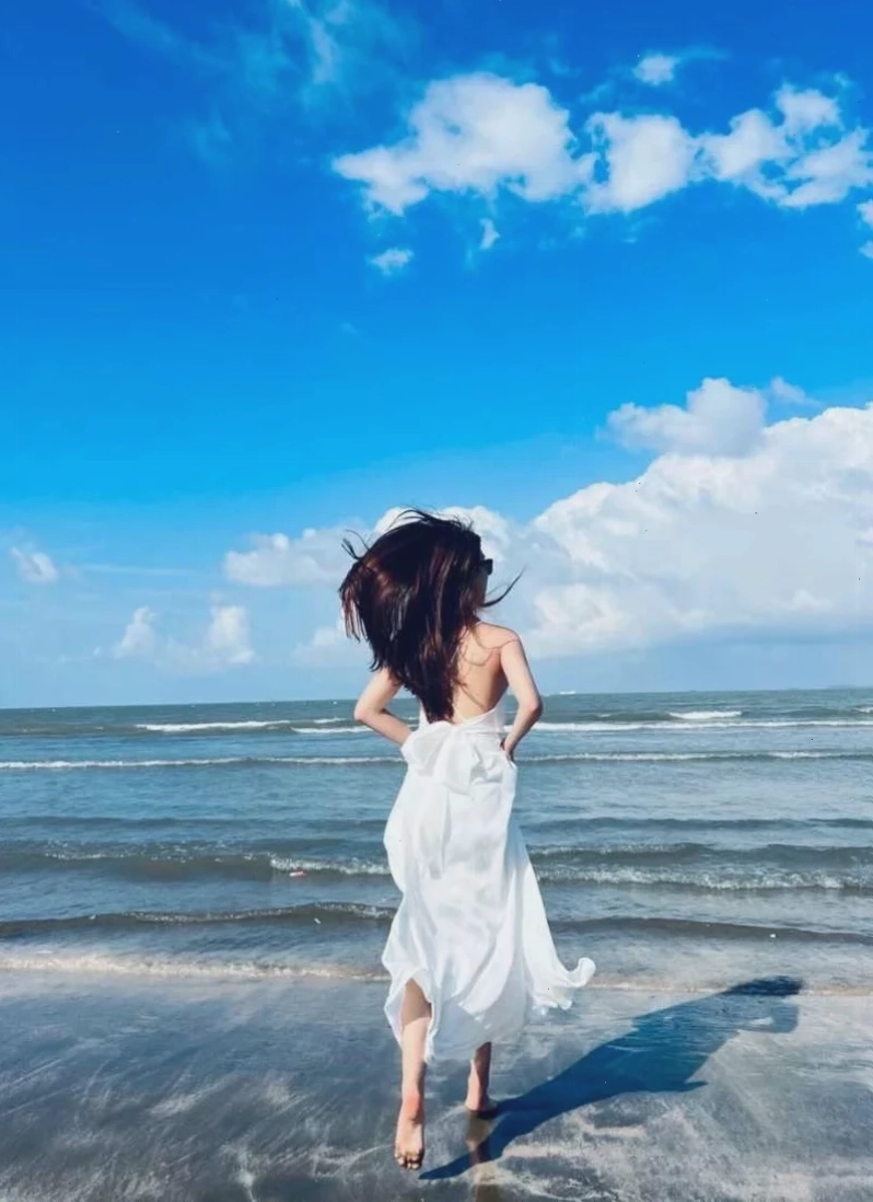 ảnh cô gái đứng quay lưng bên hồ
