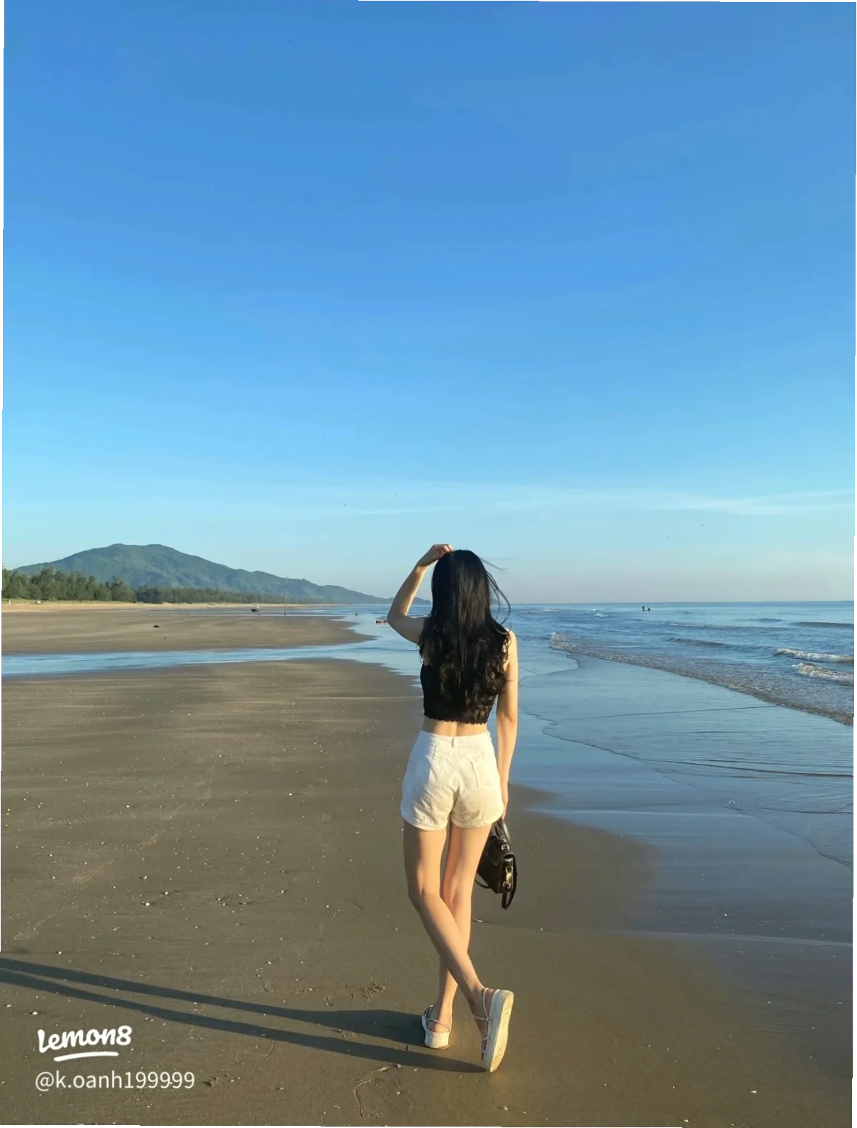 ảnh cô gái đứng quay lưng đội nón