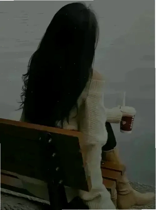 ảnh cô gái đứng quay lưng giữa đồng cỏ