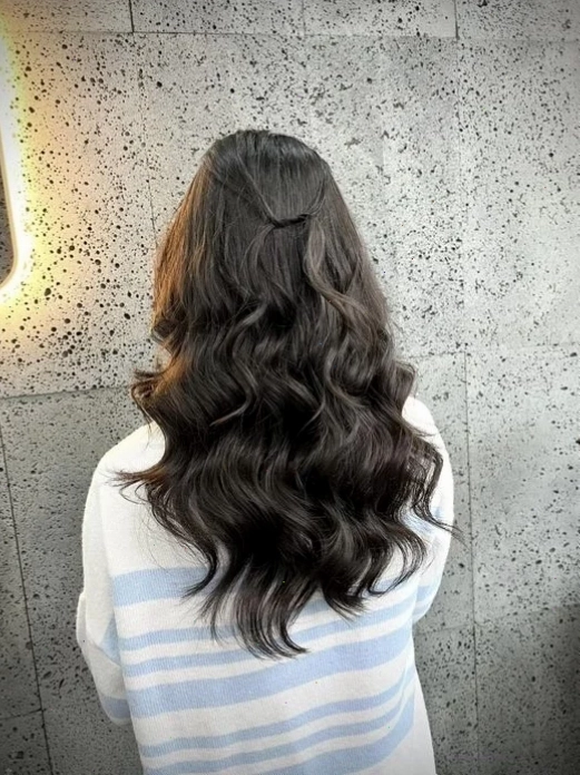ảnh cô gái đứng quay lưng nhìn hoàng hôn