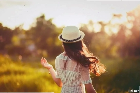 ảnh cô gái đứng quay lưng nhìn lá rơi