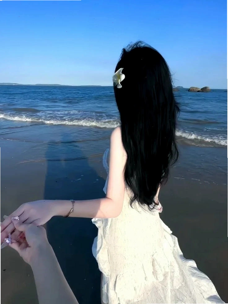 ảnh cô gái đứng quay lưng nhìn núi