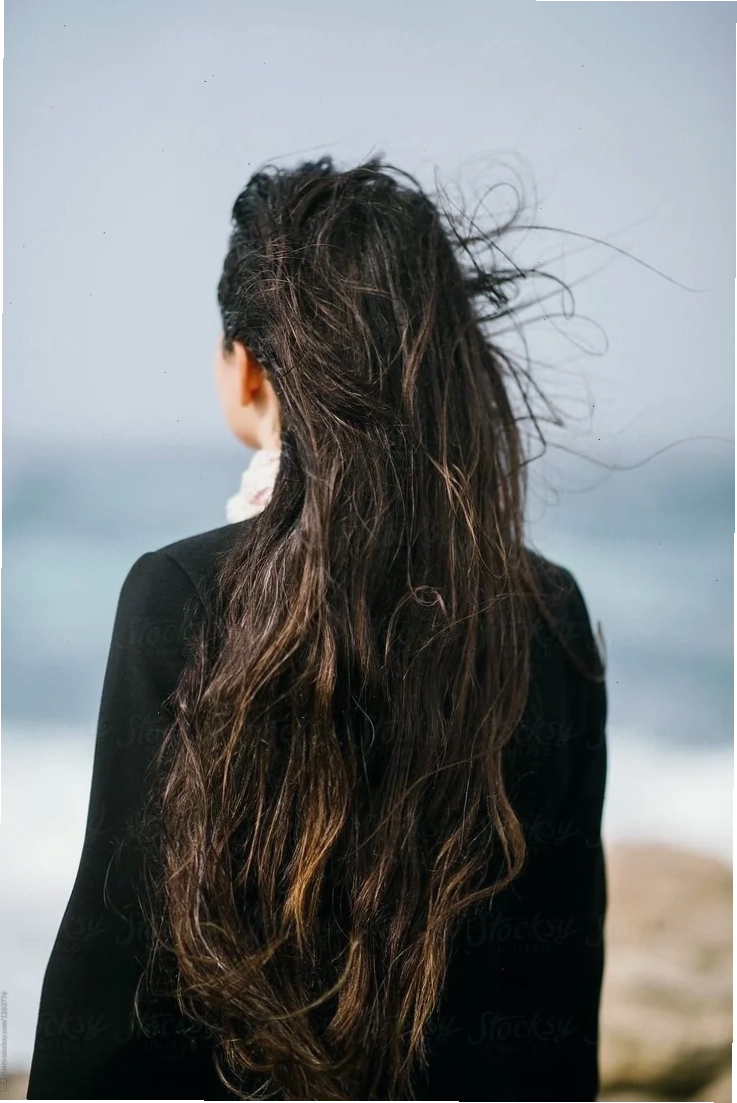 ảnh cô gái đứng quay lưng trễ vai
