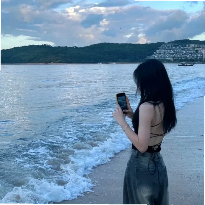 ảnh cô gái đứng quay lưng trong bể nước