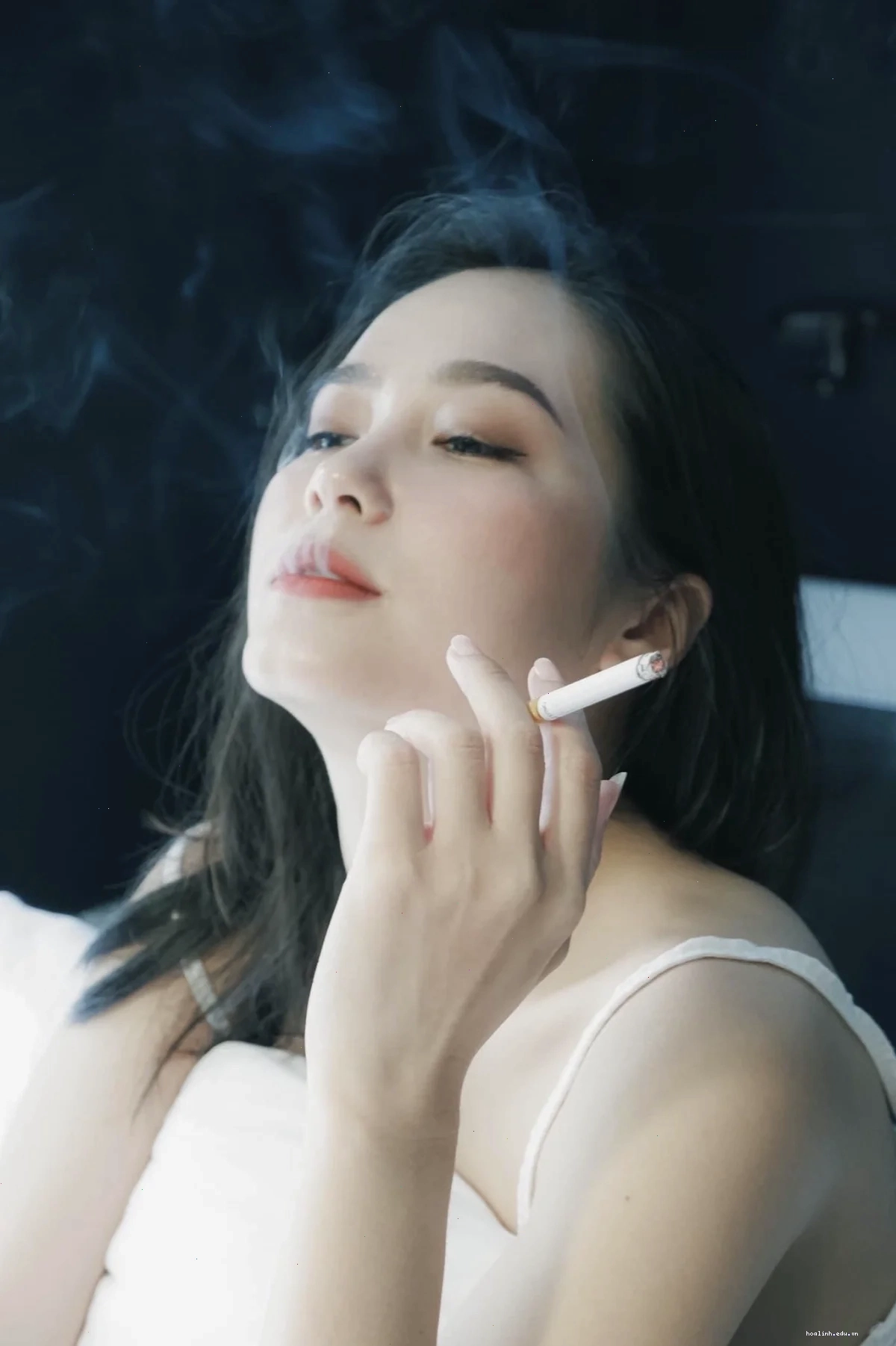 ảnh con gái hút thuốc