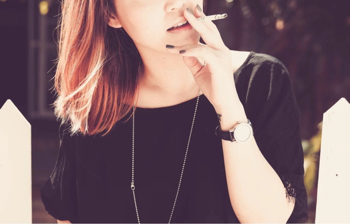 ảnh con gái hút thuốc