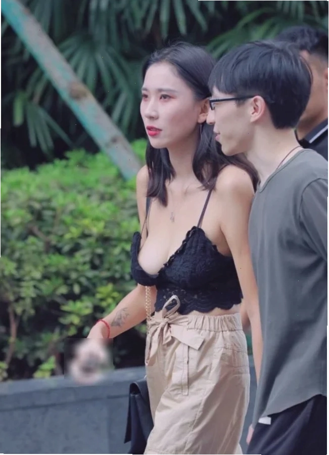 ảnh con gái mặc áo bra chất với phụ kiện