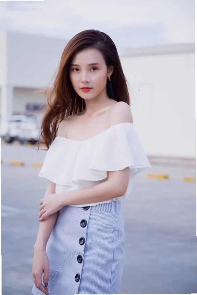 ảnh con gái mặc áo hở vai chất liệu voan nhẹ nhàng