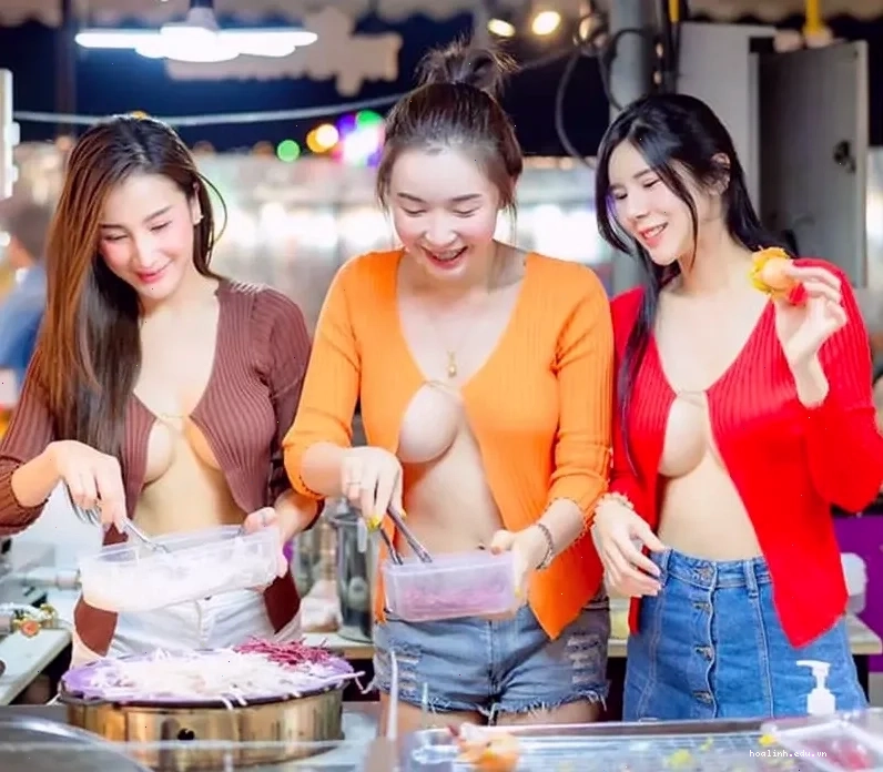 ảnh con gái mặc áo hở vai cổ điển