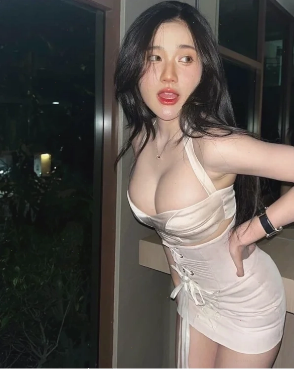 ảnh con gái mặc áo hở vai đi du lịch