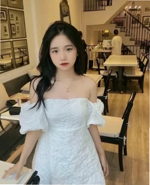 ảnh con gái mặc áo hở vai đi làm