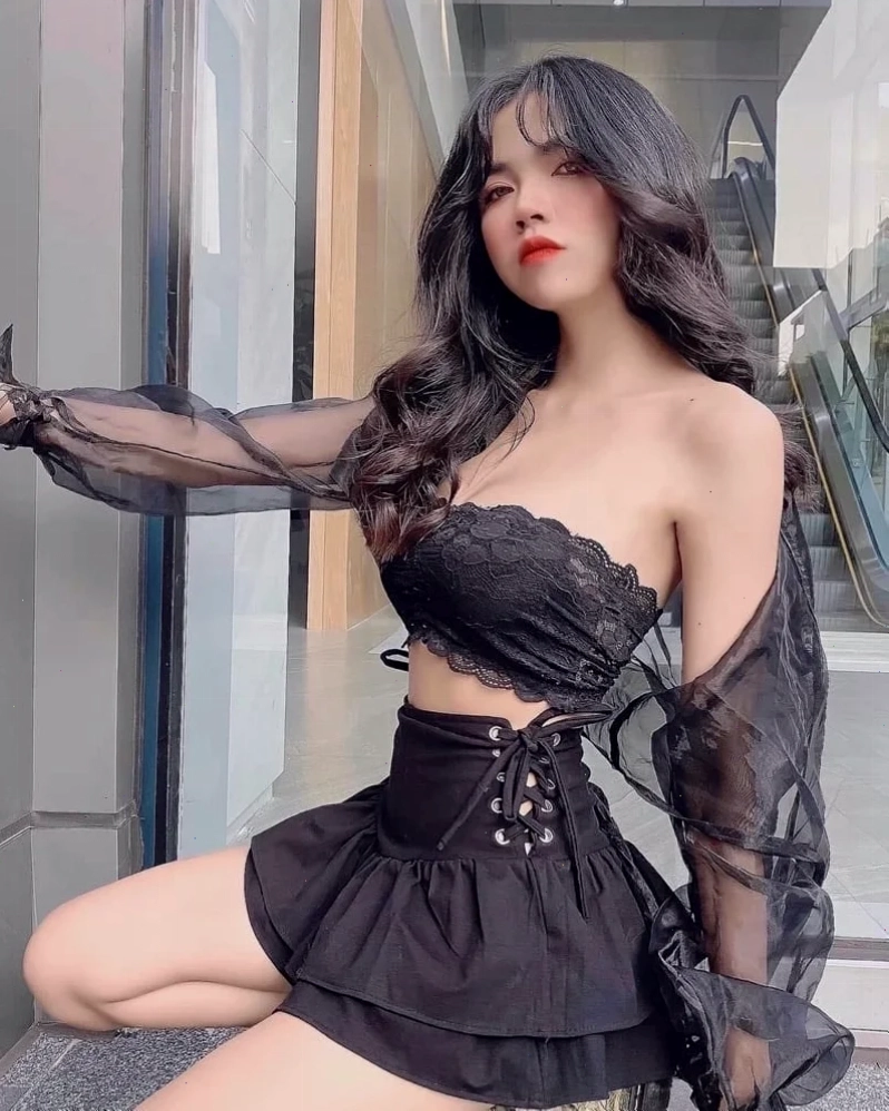 ảnh con gái mặc áo hở vai đơn giản
