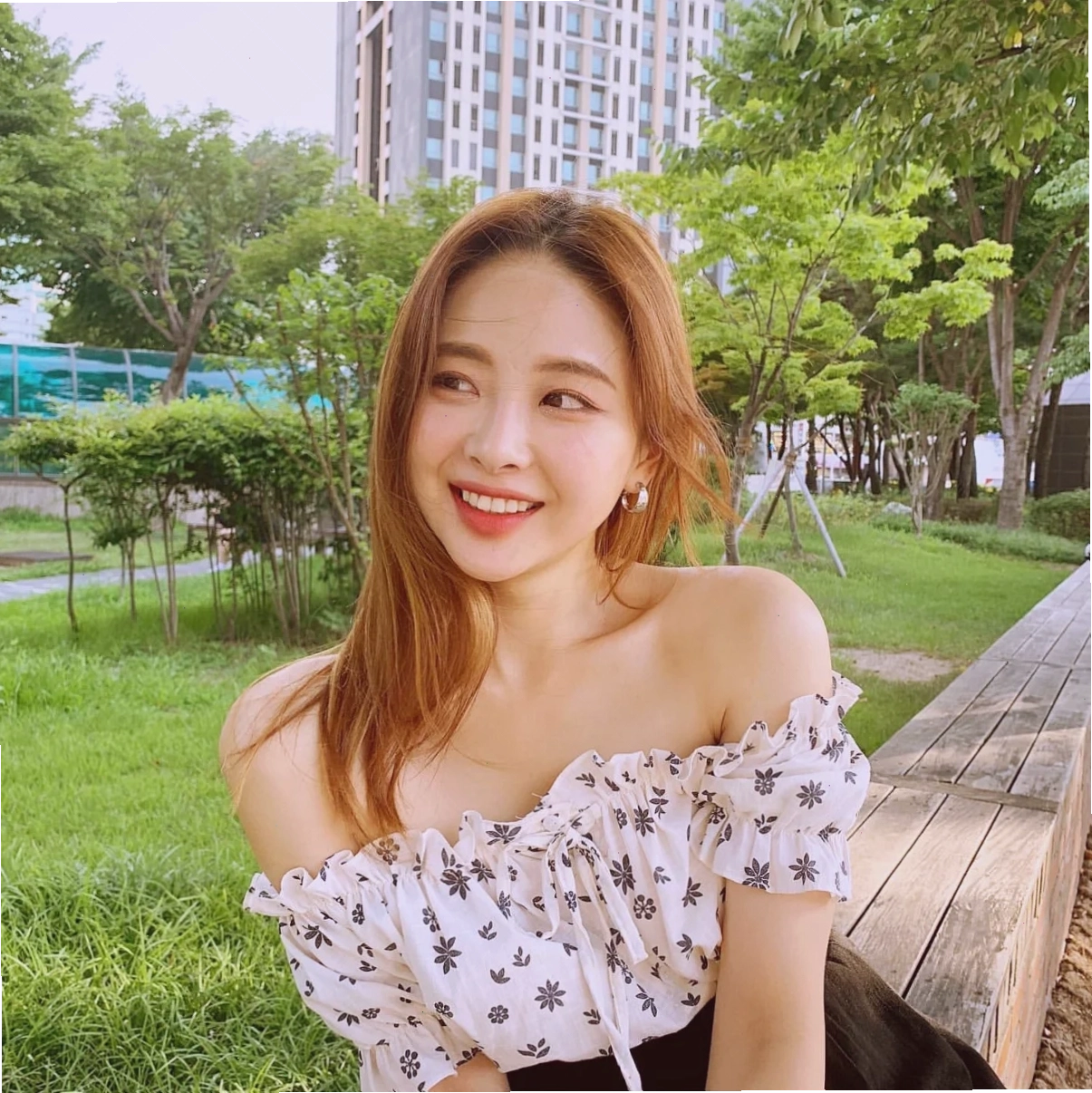 ảnh con gái mặc áo hở vai màu sắc