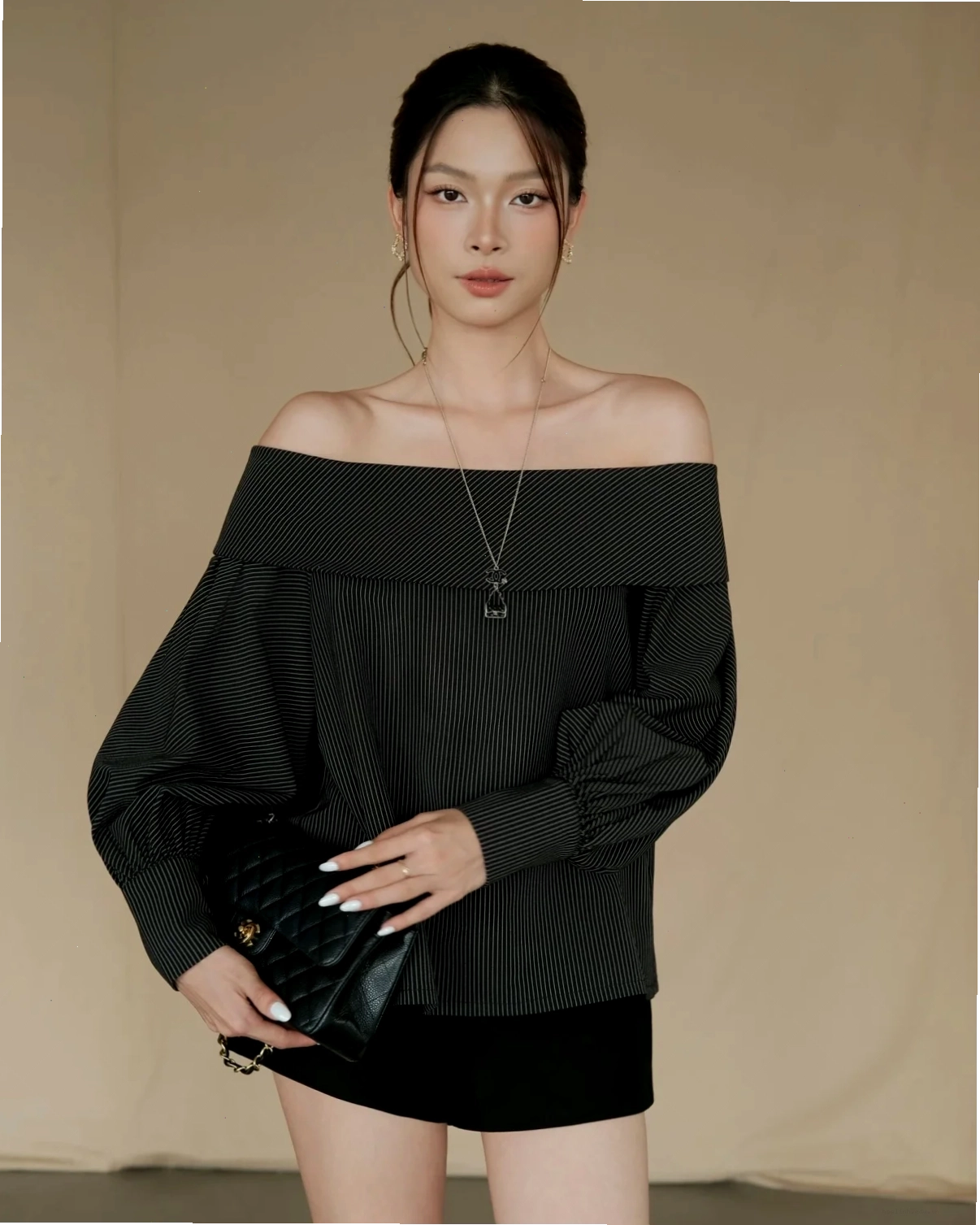 ảnh con gái mặc áo hở vai năng động
