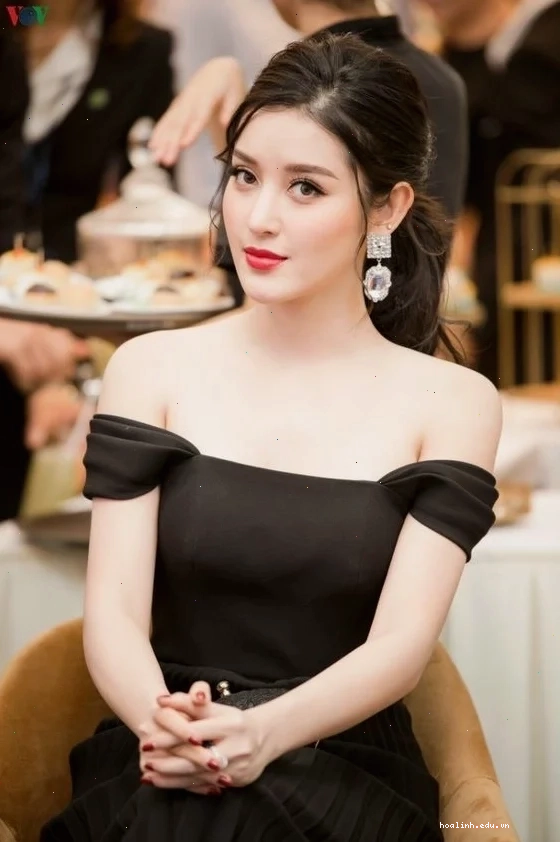 ảnh con gái mặc áo hở vai phối cùng chân váy xinh xắn