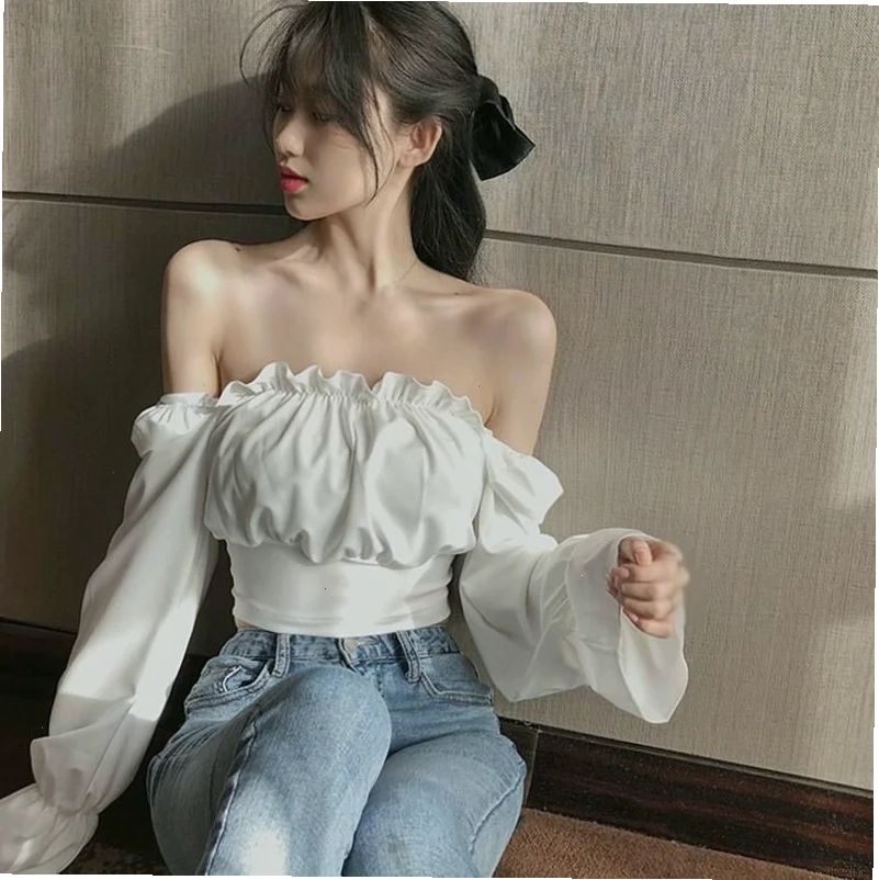ảnh con gái mặc áo hở vai tại studio