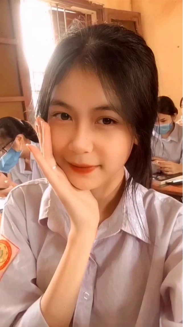 Ảnh đại diện cá nhân diện sơ mi trắng đứng cạnh xe đạp