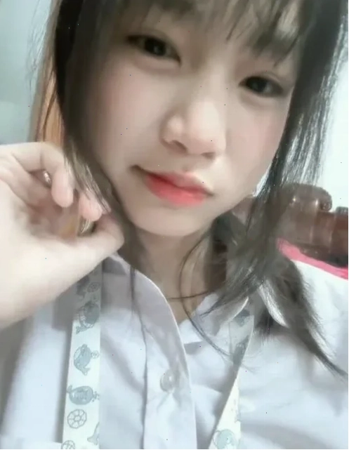Ảnh gái 2k8 ngồi ghế đá