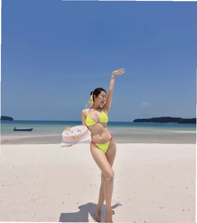 ảnh gái đẹp bikini chúc mừng sinh nhật cá tính