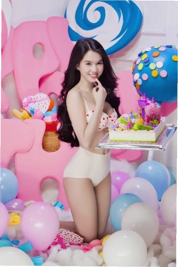 ảnh gái đẹp bikini chúc mừng sinh nhật dưới nắng
