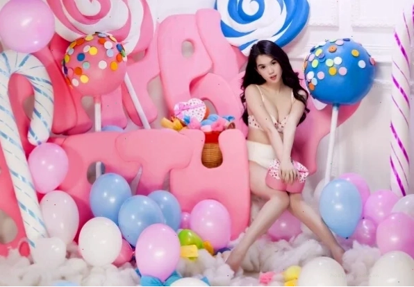 ảnh gái đẹp bikini chúc mừng sinh nhật màu sắc rực rỡ