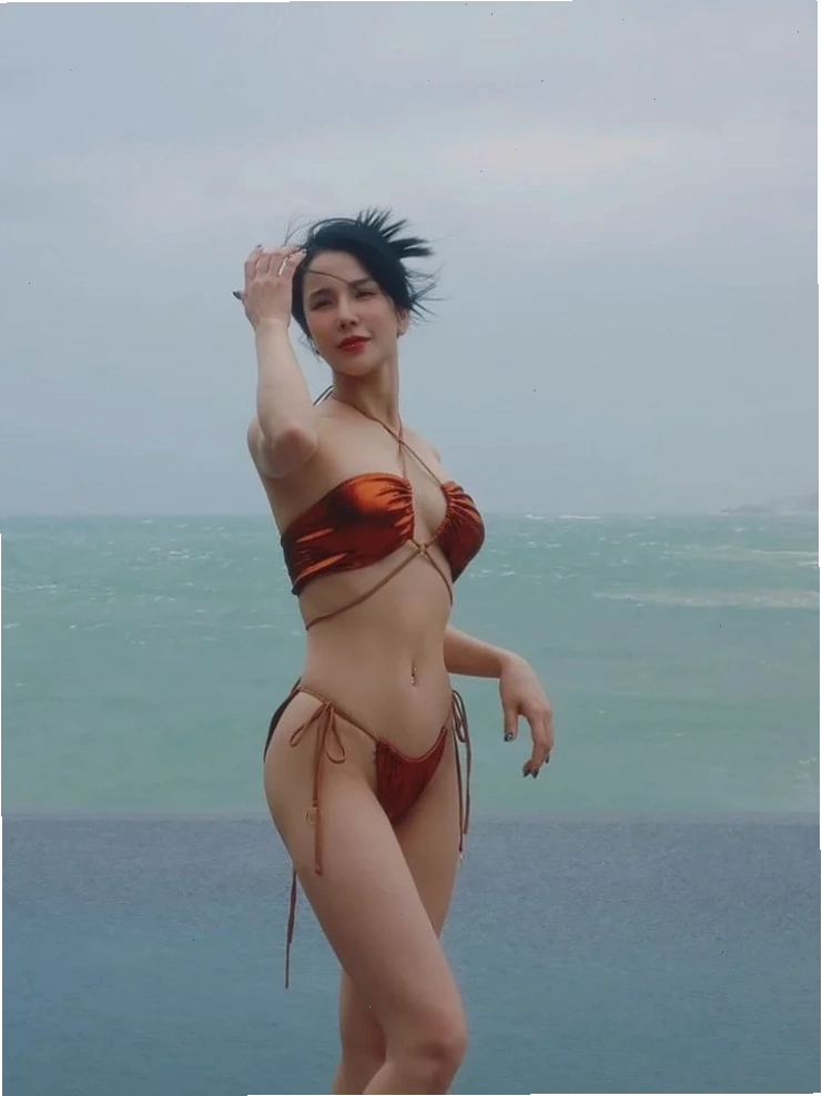 ảnh gái đẹp bikini chúc mừng sinh nhật tự do