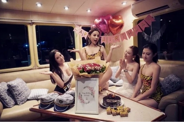ảnh gái đẹp bikini chúc mừng sinh nhật tự nhiên
