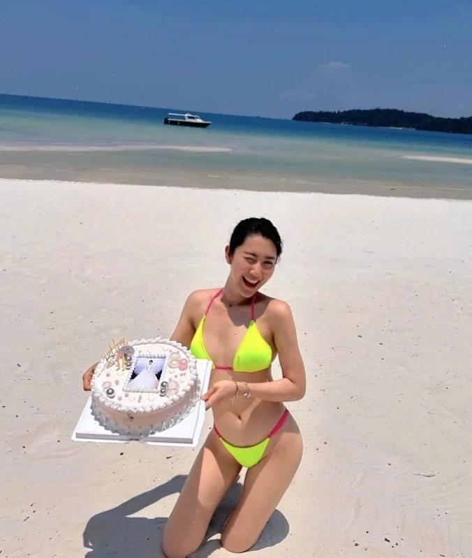 ảnh gái đẹp bikini chúc mừng sinh nhật vui nhộn