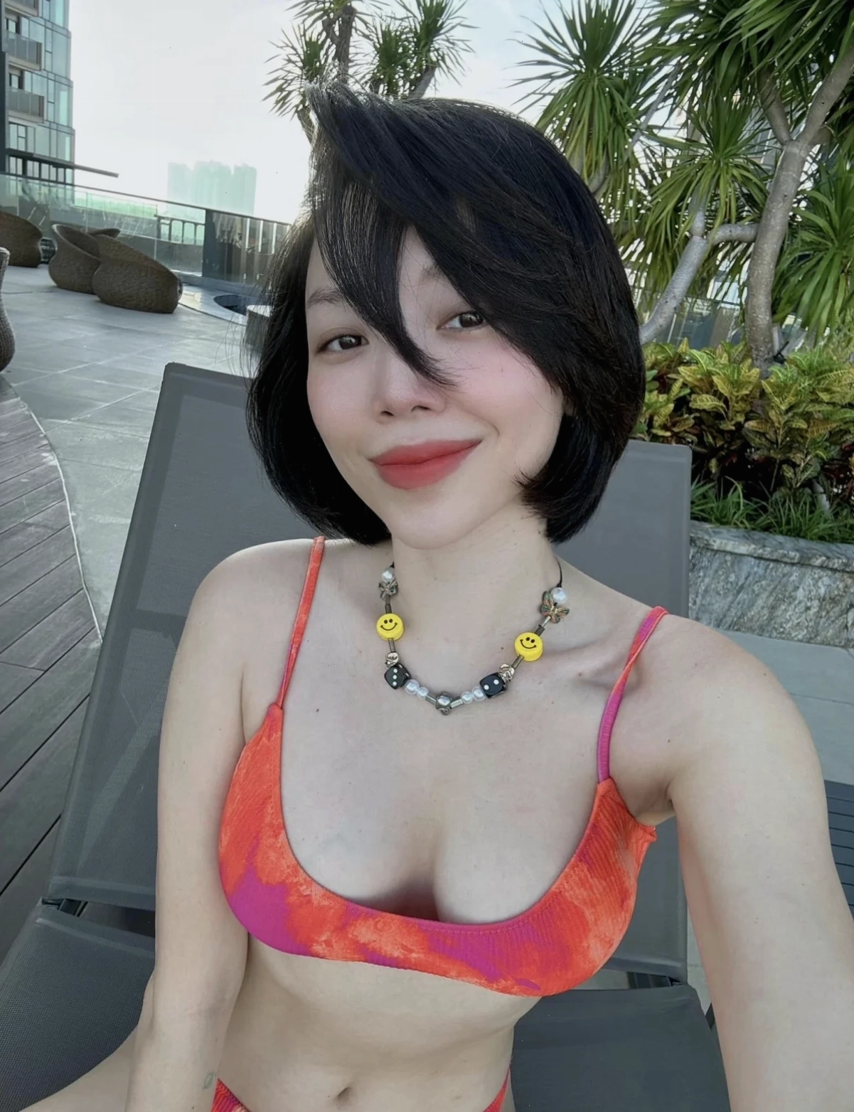 ảnh gái đẹp tóc ngắn bikini thần thái