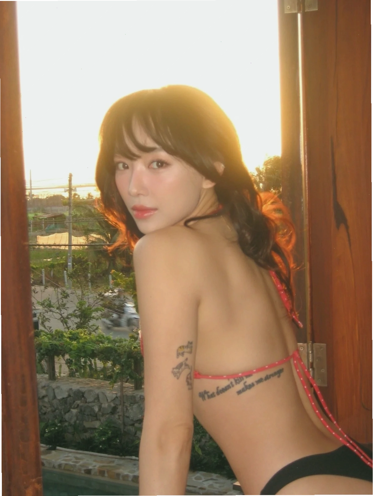 ảnh gái đẹp tóc ngắn bikini tươi tắn