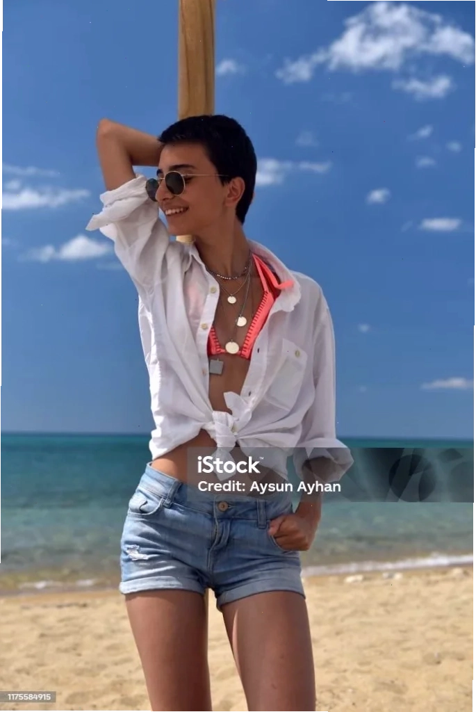 ảnh gái đẹp tóc ngắn bikini xinh đẹp