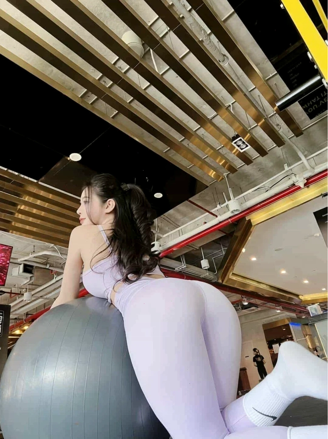 Sức sống tuổi trẻ ảnh gái khoe mông sân cỏ