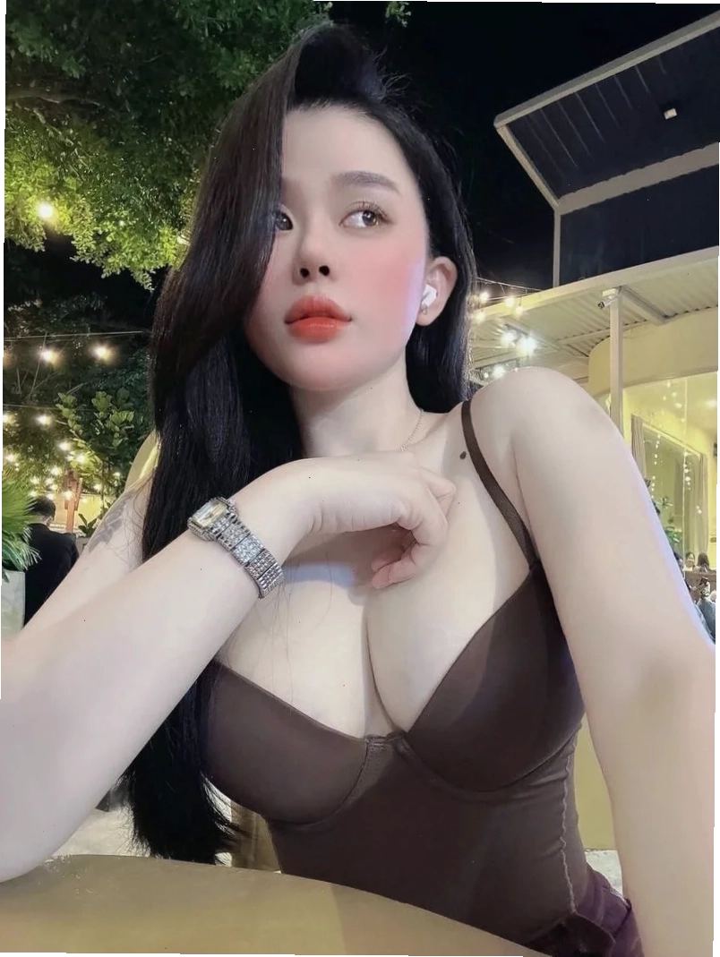 ảnh gái khoe ngực hiện đại