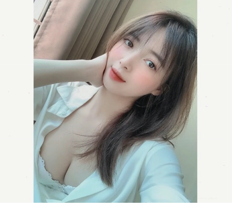 ảnh gái khoe ngực phong cách