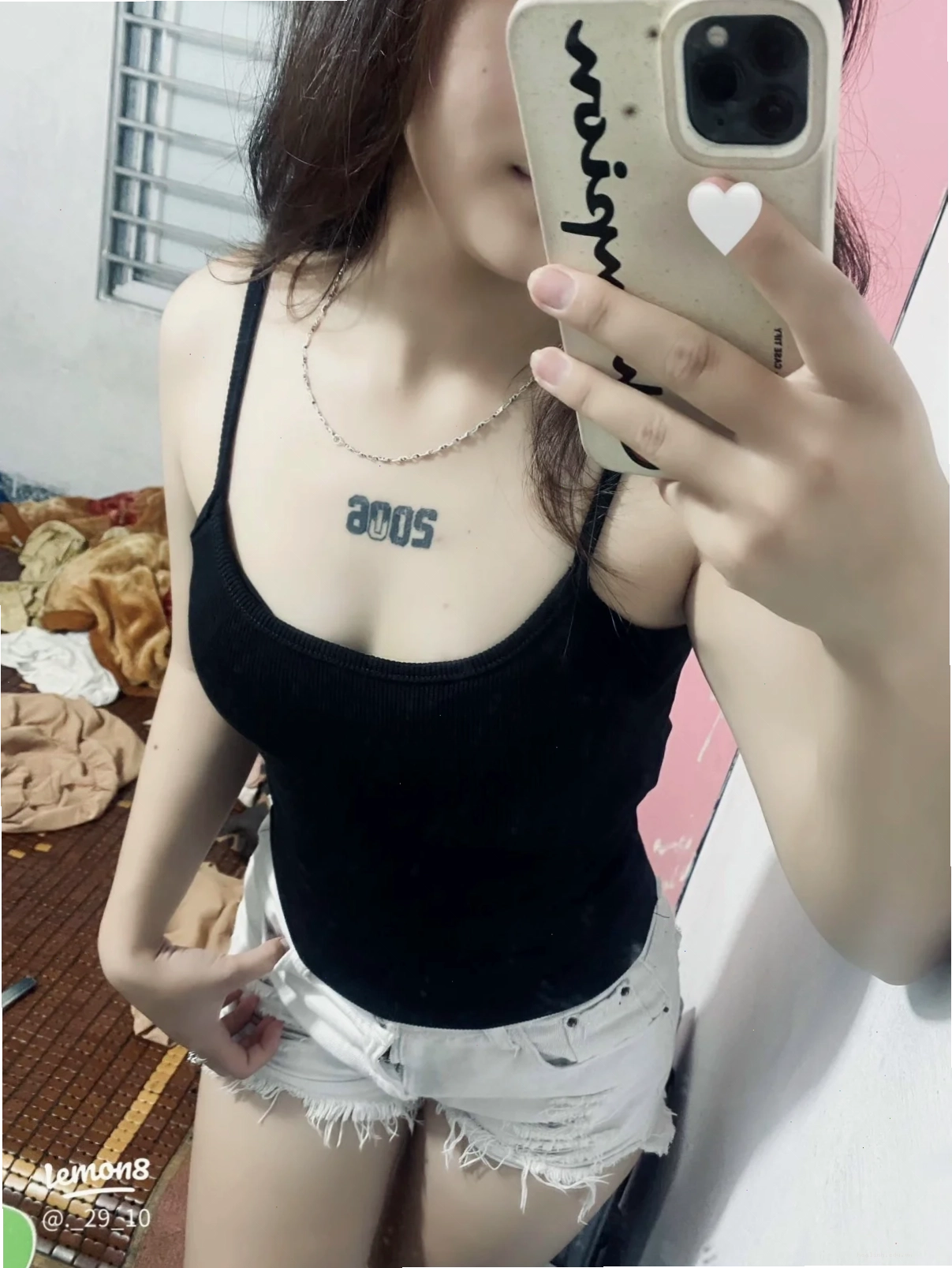 ảnh gái mặc áo 3 dây che mặt trên bãi biển