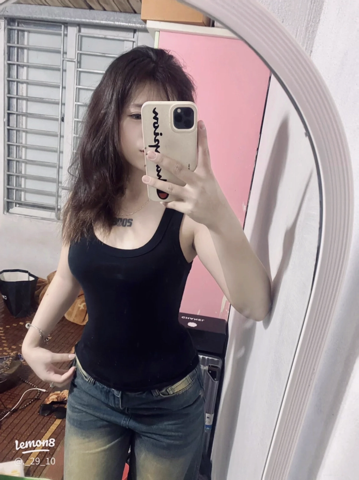 ảnh gái mặc áo 3 dây che mặt trong công viên