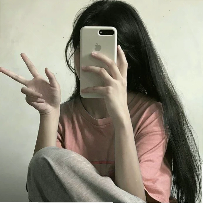 ảnh gái mặc áo 3 dây che mặt trong nhà