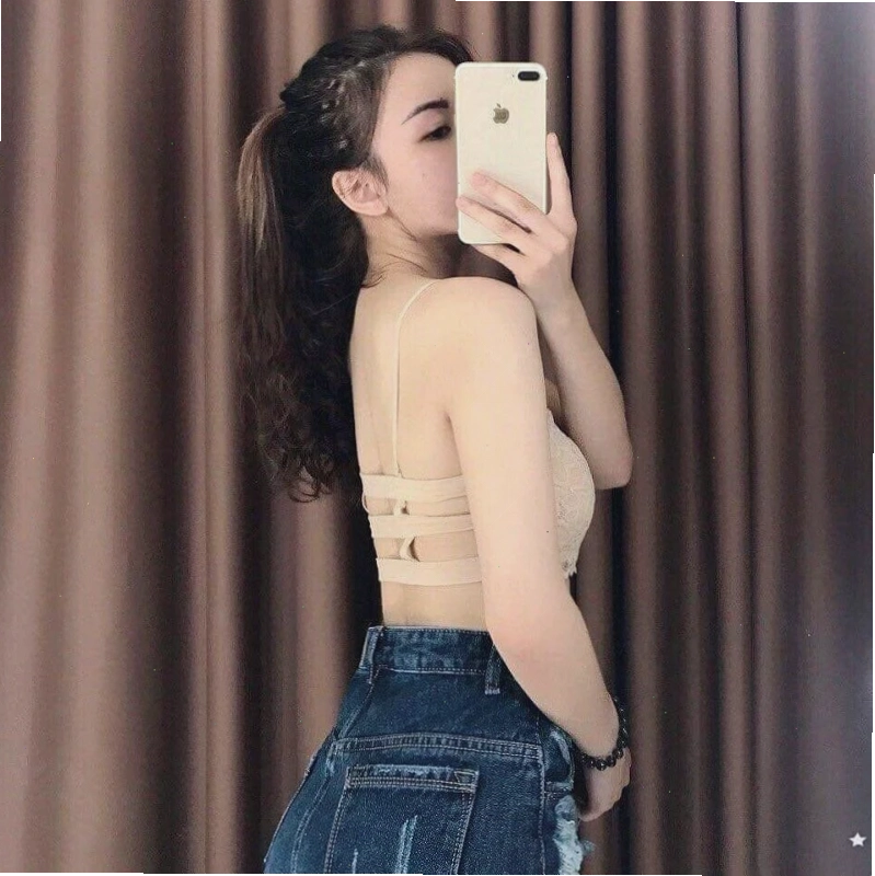 ảnh gái mặc áo 3 dây che mặt với phụ kiện thời trang