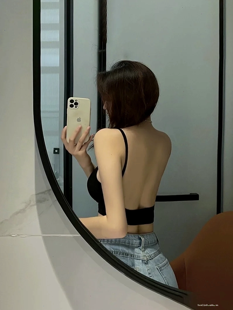 ảnh gái mặc áo 3 dây che mặt với tai nghe